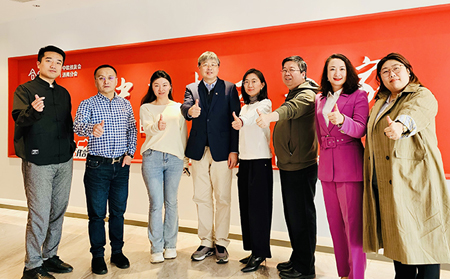 中歐國際工商學(xué)院經(jīng)濟學(xué)與金融學(xué)教授、吳敬璉經(jīng)濟學(xué)教席教授許斌及校友一行蒞臨有人物聯(lián)網(wǎng)參觀交流